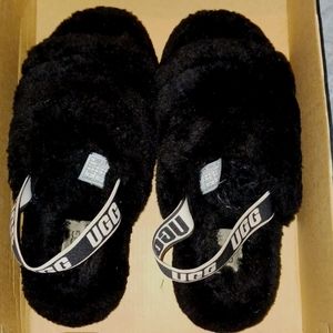 UGGS SLIPPERS  SIZE 7, BLACK